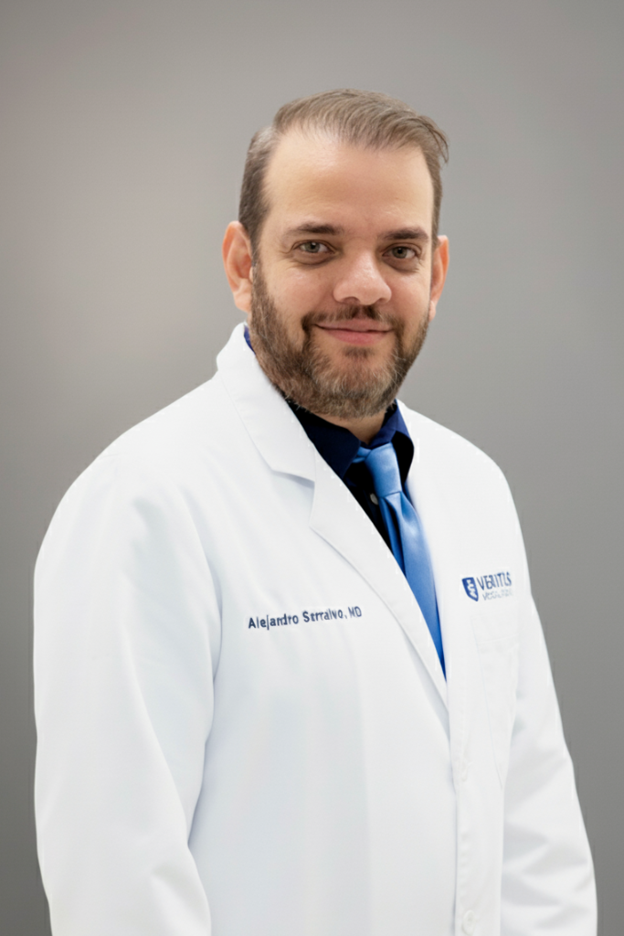 Fotografía profesional de Dr. Alejandro Serralvo, Director Médico de Veritas Medical Group en Miami, liderazgo clínico