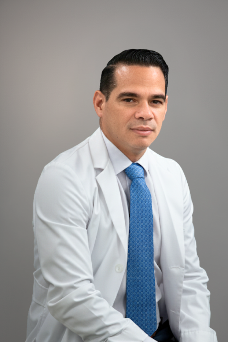 Fotografía profesional de Dr. Gleiter Anton, Nurse Practitioner de Veritas Medical Group en Miami, cuidados médicos avanzados