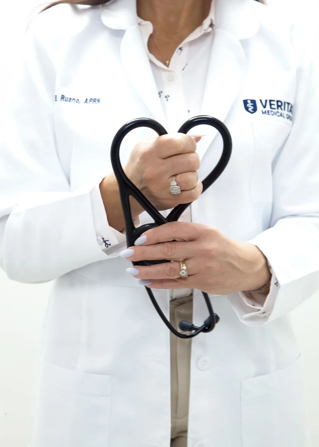 Doctor con estetoscopio en Veritas Medical Group