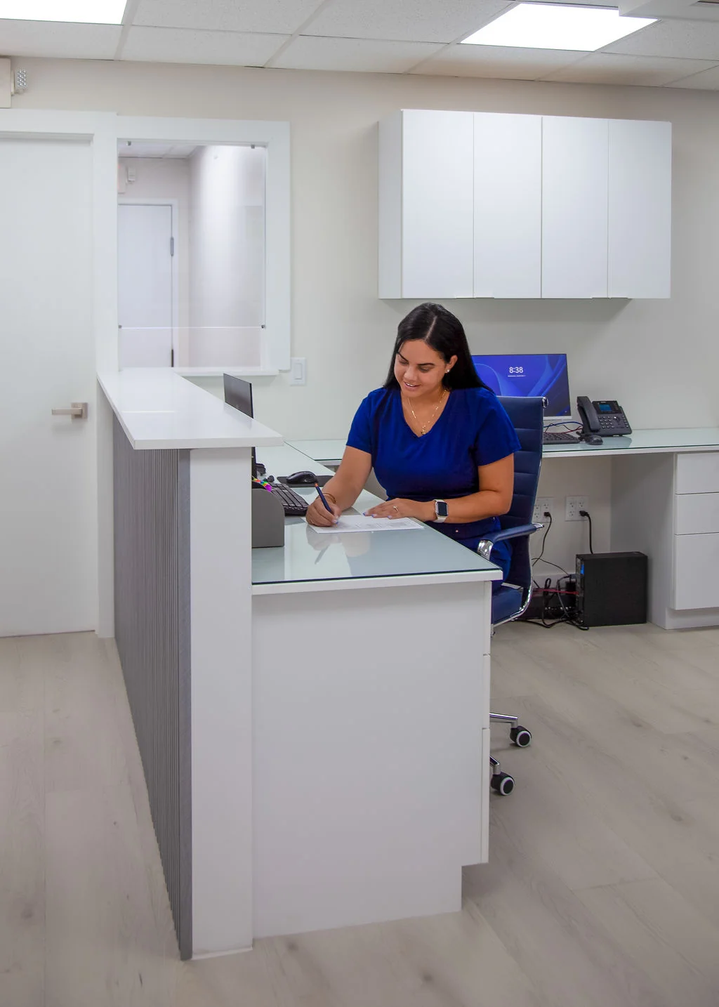Área de recepción moderna y limpia en Veritas Medical Group