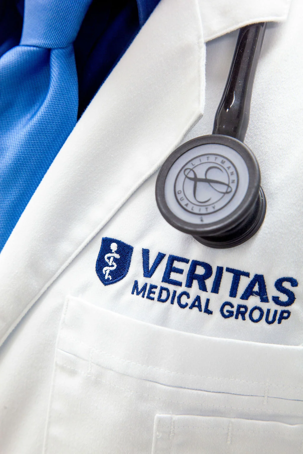Estetoscopio con branding de Veritas Medical Group, símbolo de calidad médica