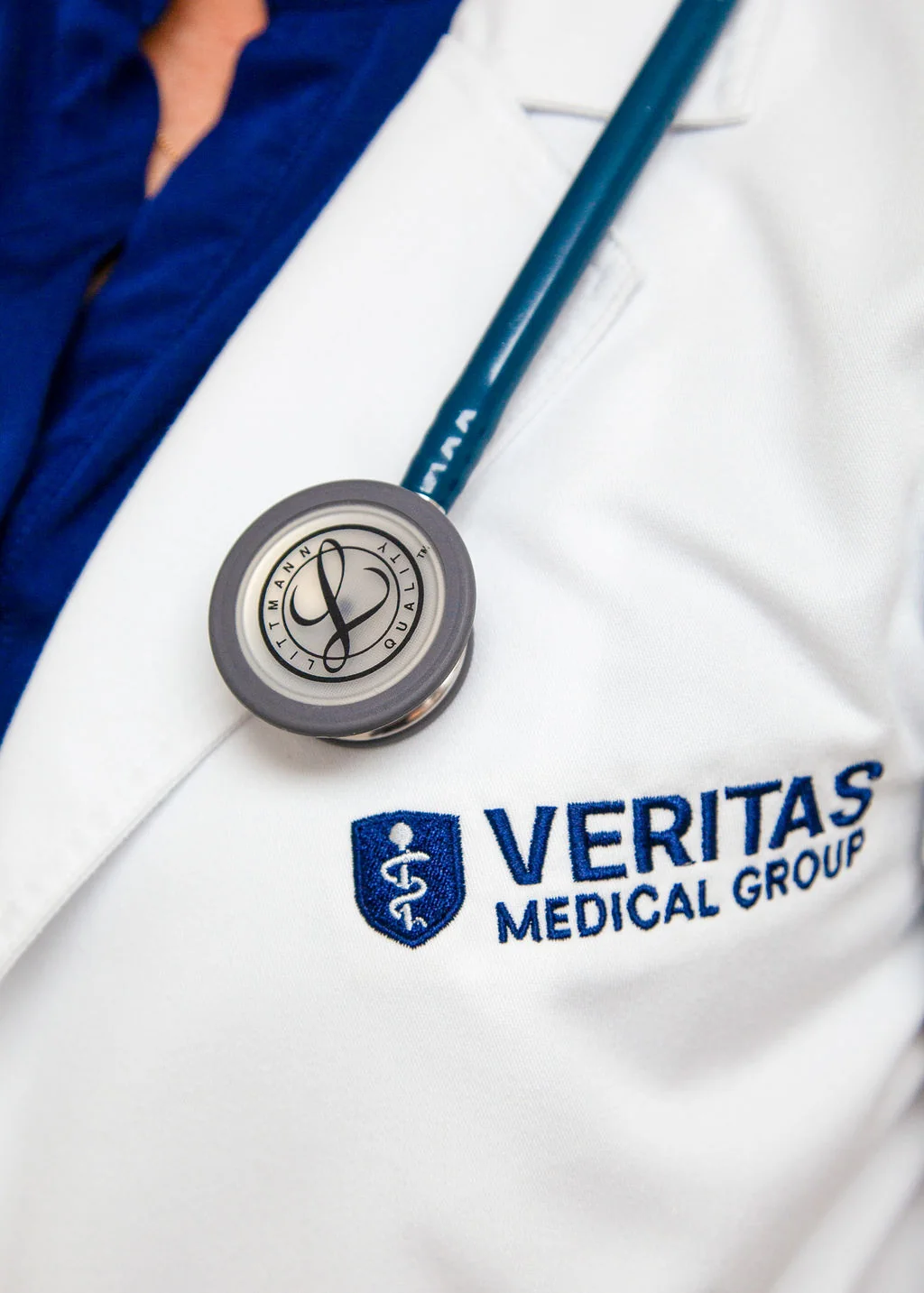 Estetoscopio de Veritas Medical Group, símbolo de excelencia médica y atención de calidad