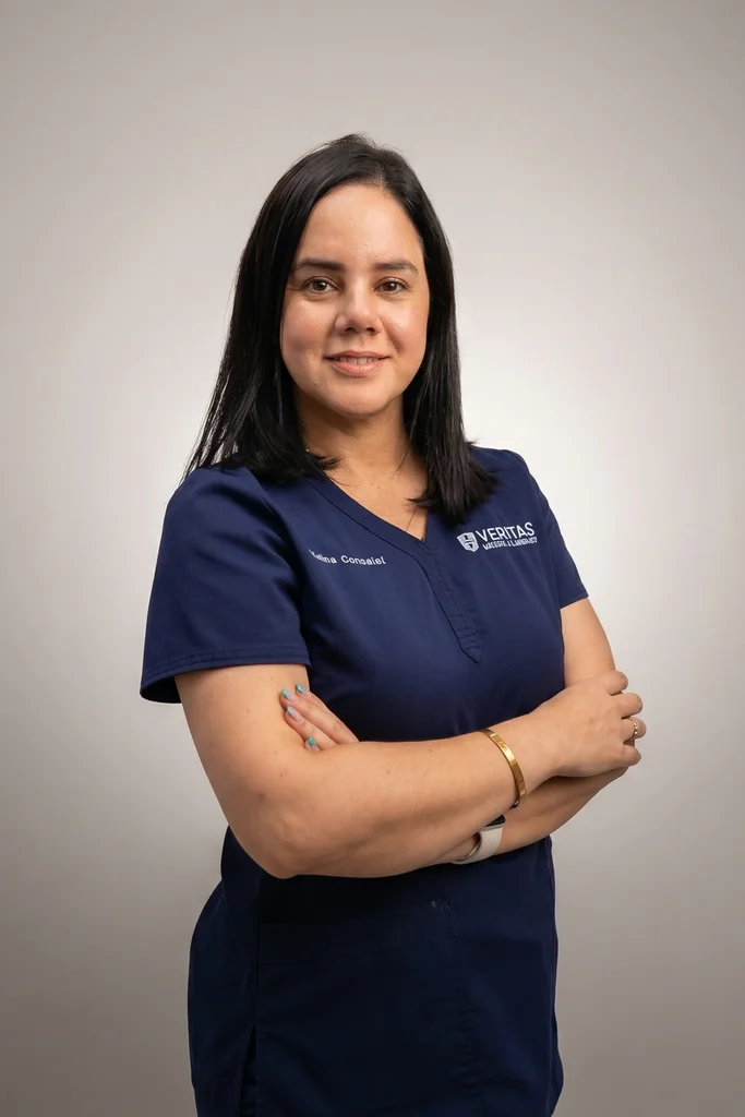 Fotografía profesional de Yaima González, especialista en Front Desk de Veritas Medical Group en Miami, atención al cliente