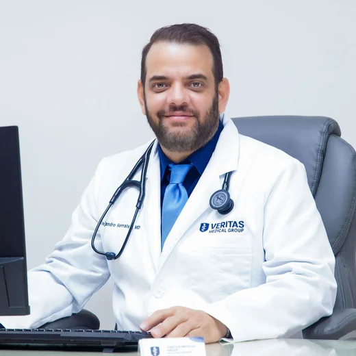 Dr. Alejandro Serralvo, Director Médico de Veritas Medical Group en Miami