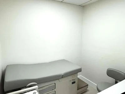 Sala de diagnóstico con equipo médico especializado