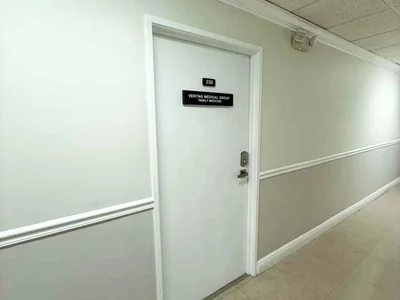 Entrada principal de la oficina 238 de Veritas Medical Group en Kendall