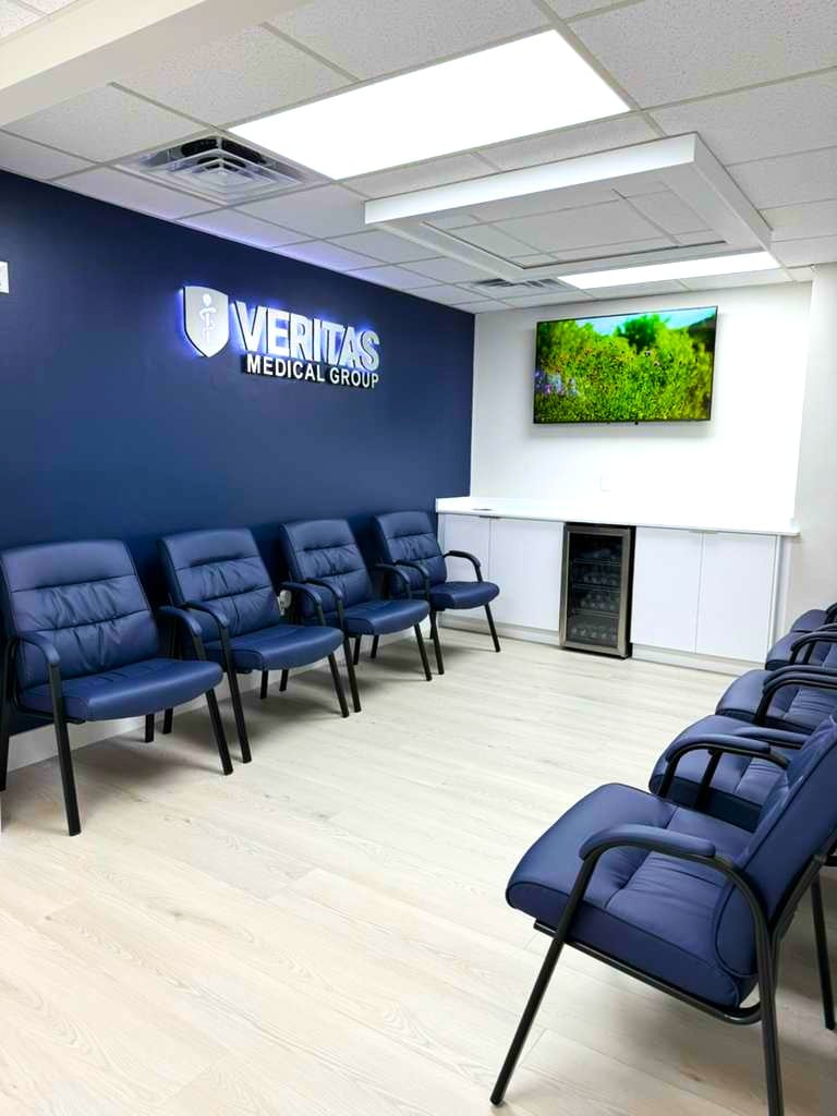 Sala de espera de Veritas Medical Group - clínica médica que atiende pacientes de Pinecrest, Miami