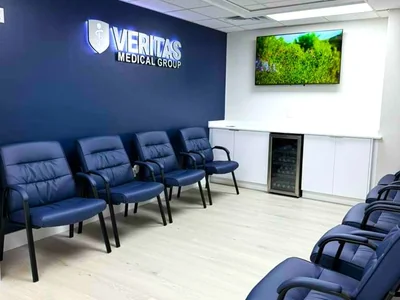 Sala de espera moderna Veritas Medical Group Kendall